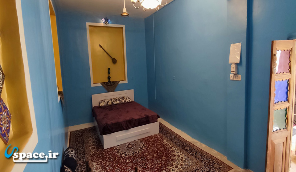 نمای داخلی اتاق فیروزه اقامتگاه بومی خانه کاج - اردل - شهر ساحلی کاج